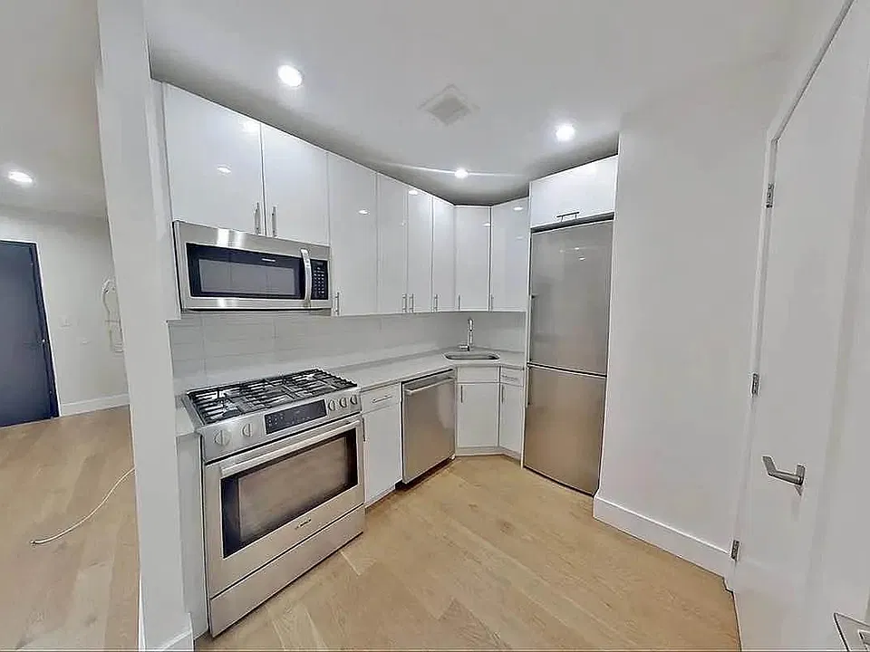 114 E 40th St #3D