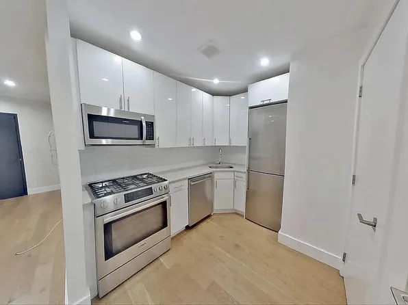 114 East 40th Street image 1 of 7