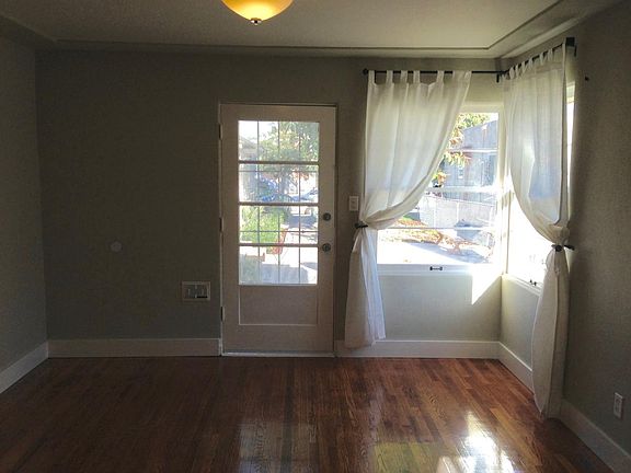livingroom (front door)