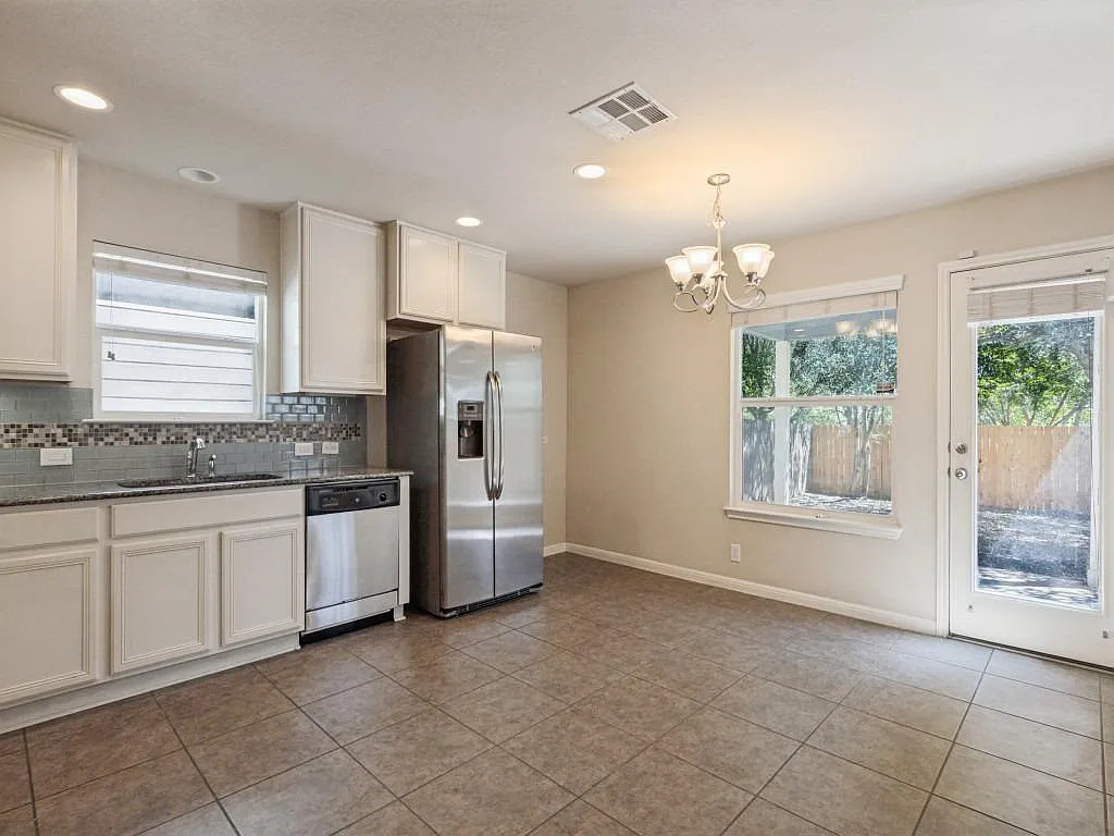3 bed, 2.5 bath, 1422 sqft, $2,100 — Photo 3