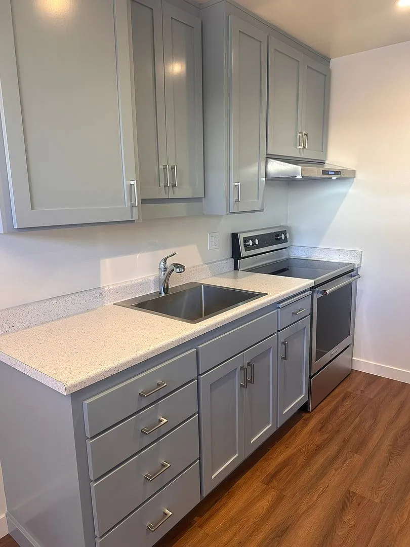 Coral Manor Apartments — Photo 4
