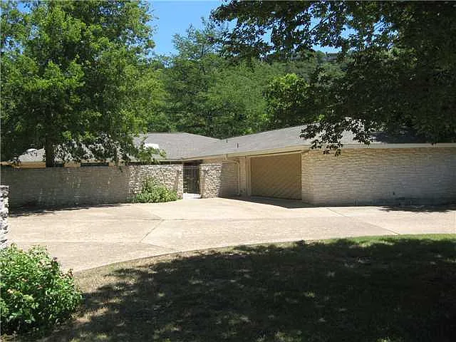 2001 Manana St