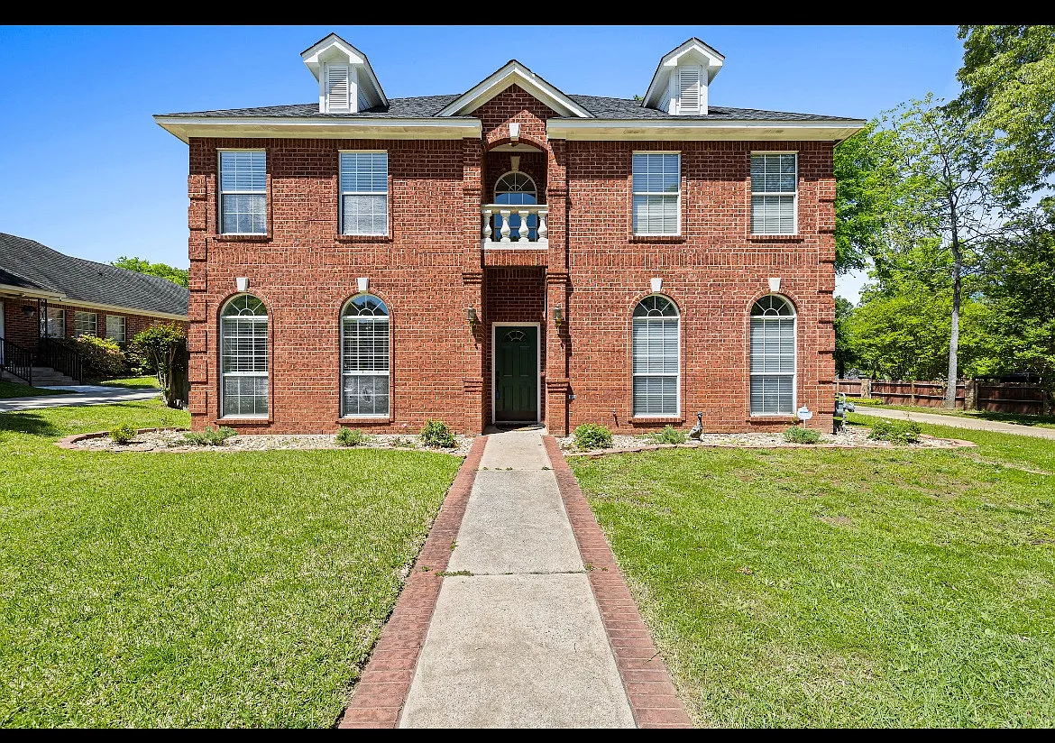 4 bed, 2927 sqft, $2,995 — Photo 1
