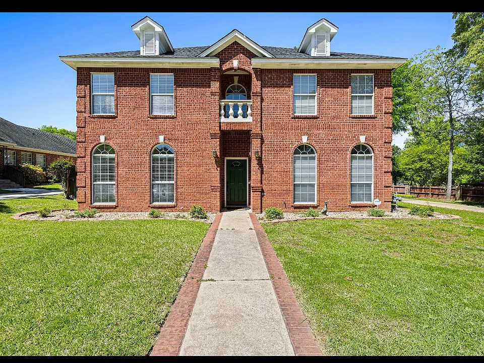 1203 Lesley Ln