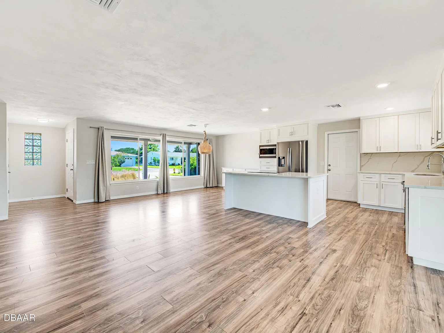 3 bed, 3.0 bath, 1758 sqft, $2,600 — Photo 4