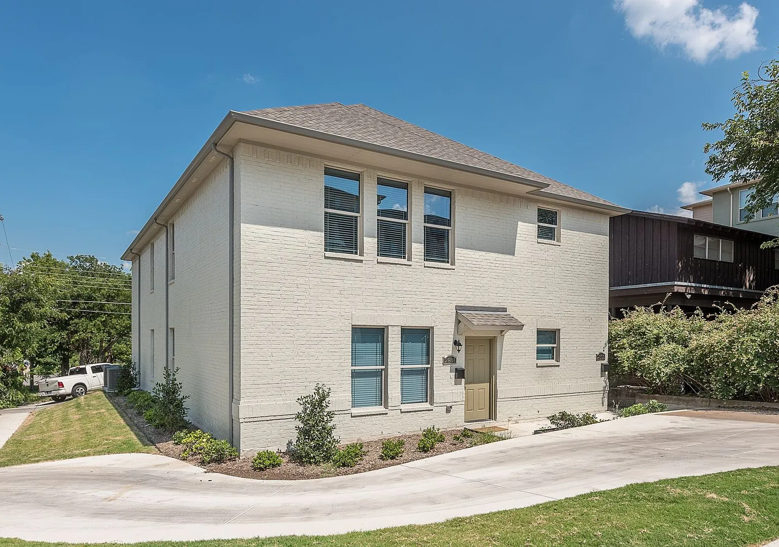 MOVE IN 2027 $5500 1st Yr $6000 2nd Yr 5 Bedroom 3 Bath 3 Block to TCU Neeley Building — Photo 1