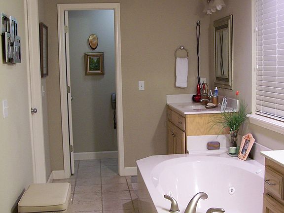 master bath - 2 sinks - shower has ceramic tile and expensive glass enclosure