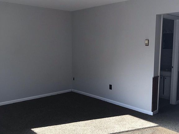 3rd image of 46868 Rogers Dr