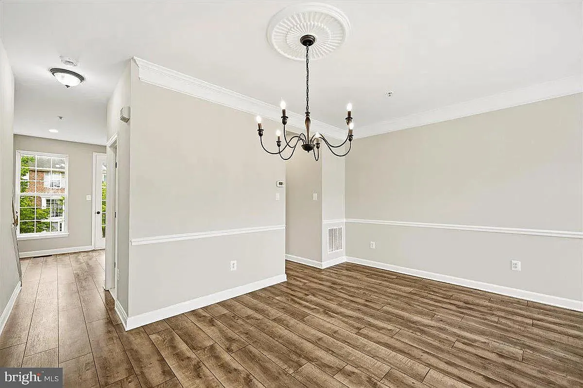4 bed, 4.0 bath, 2400 sqft, $3,200 — Photo 3