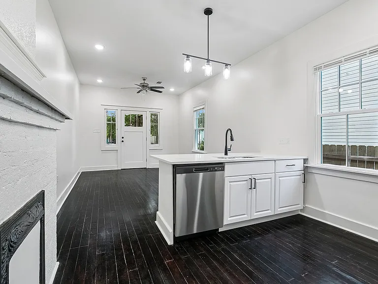4023 Franklin Ave #4023 — Photo 2