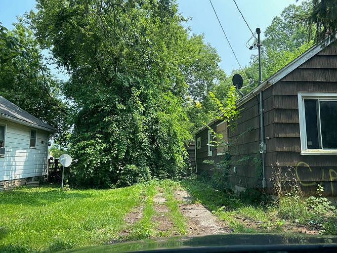 2nd image of 2494 Thornton Ave