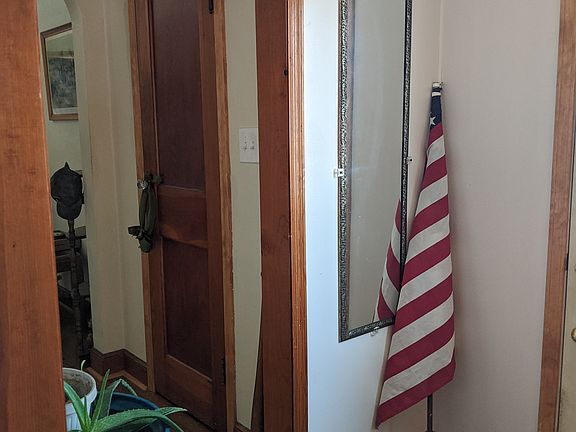 Front into livingroom