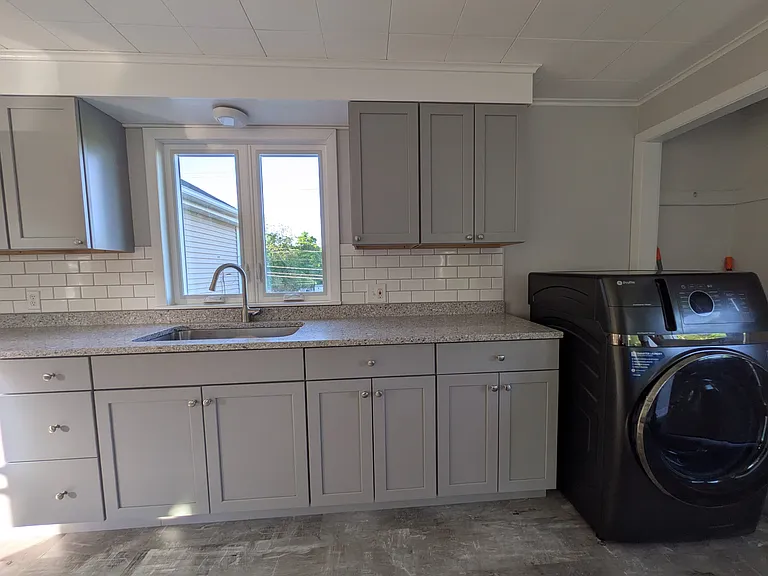 Kitchen and Combined Washer/Dryer