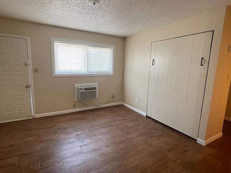300-304 W Saint Anne Pl — Photo 3