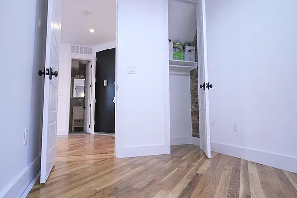 Rented by Elite NY Holdings | media 32