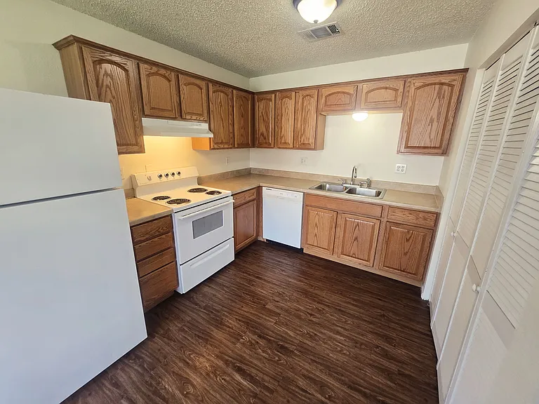 102 Lady Bird Ln #D — Photo 6