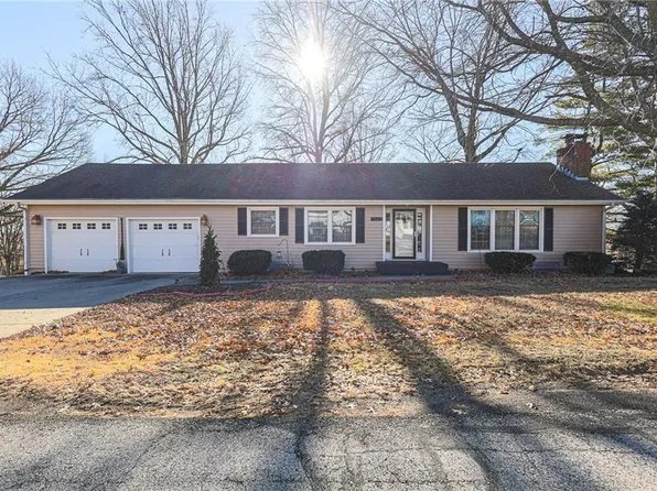 1523 High Dr, Lexington, MO 64067