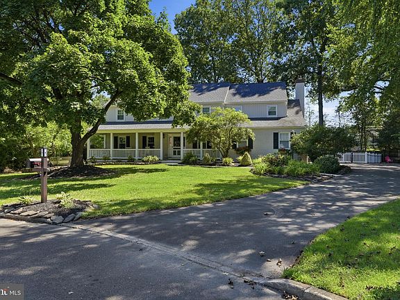 3rd image of 6 Moon Cir