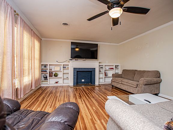 3rd image of 481 Elaine Ave