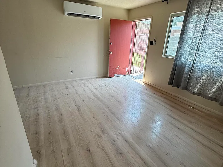 624 Alcazar St SE — Photo 10