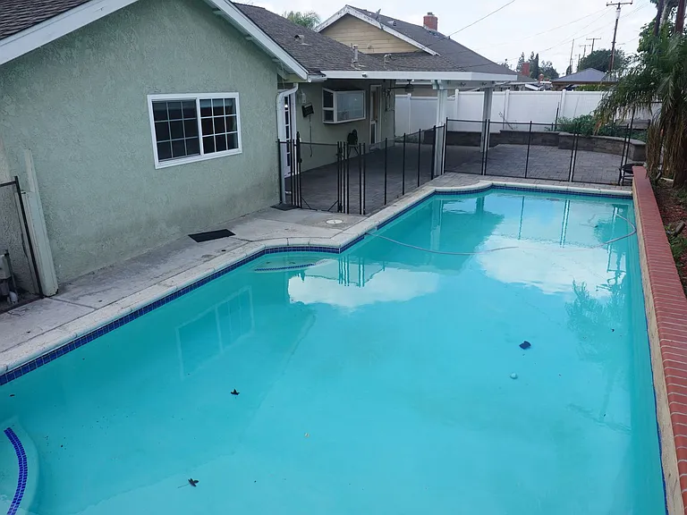 1047 E Tularosa Ave — Photo 2