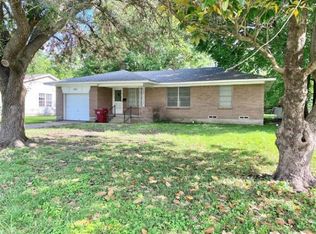 305 Meadow Ln, Bonham, TX 75418