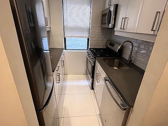 4th image of 303 E 37th St APT 4N