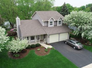 612 Pinewood Dr, North Aurora, IL 60542