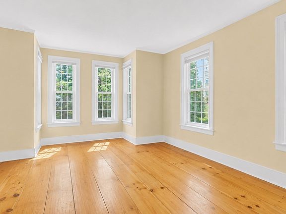 5th image of 23 Oakes Ave