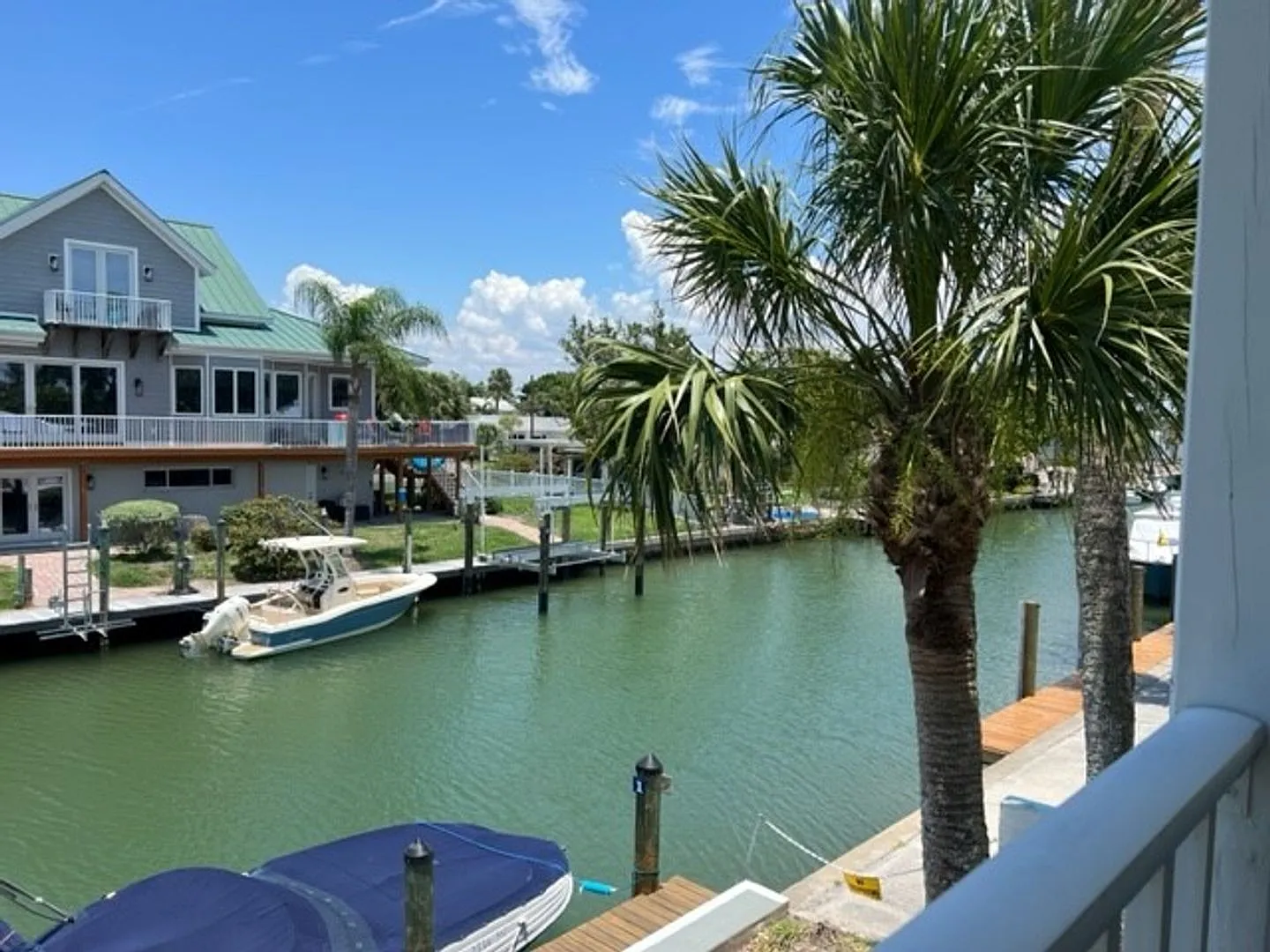 1BR/1BA Newly Renovated Canal front Condo on Venice Island — Photo 2
