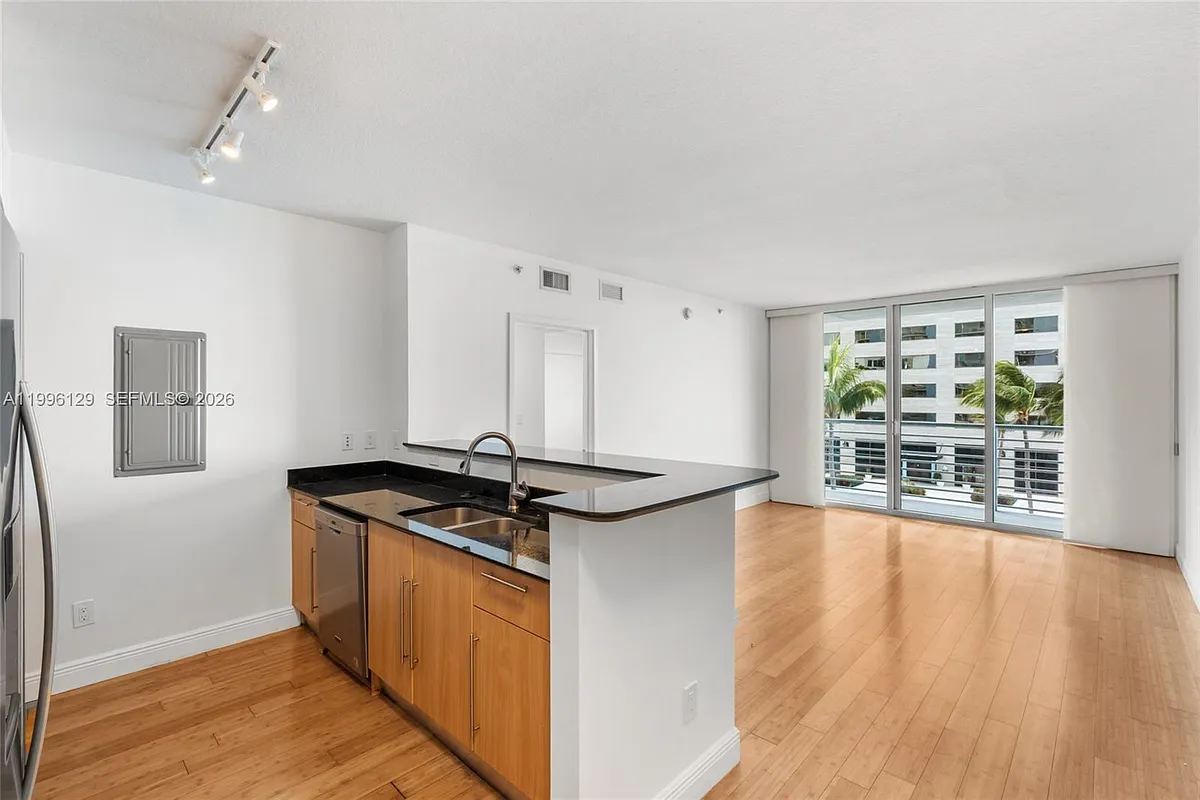 Building Photo - 335 S Biscayne Blvd #908