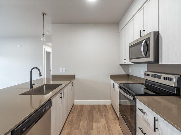 3rd image of 922 Sunset St #204