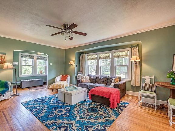 4th image of 902 Crawford Ave