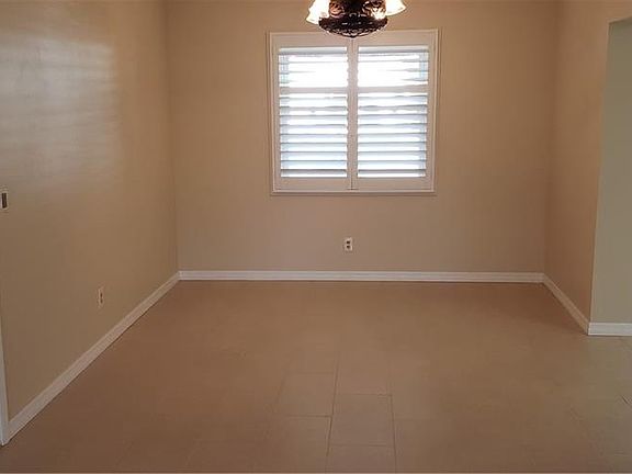 4th image of 832 Oakmont Ave