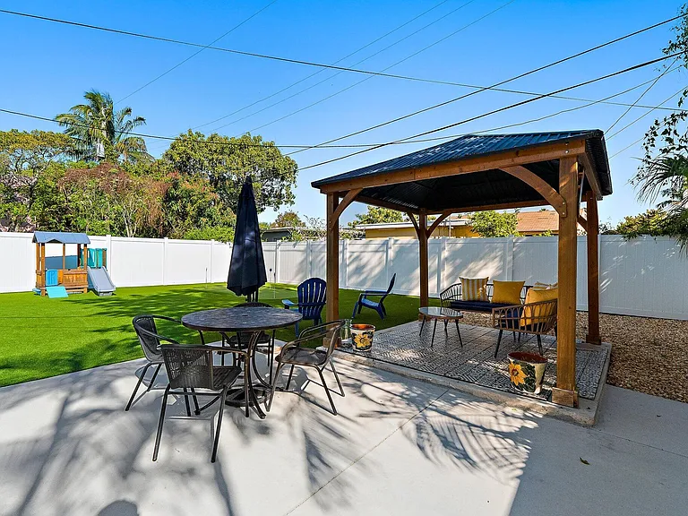 423 Avenida Alegre — Photo 2