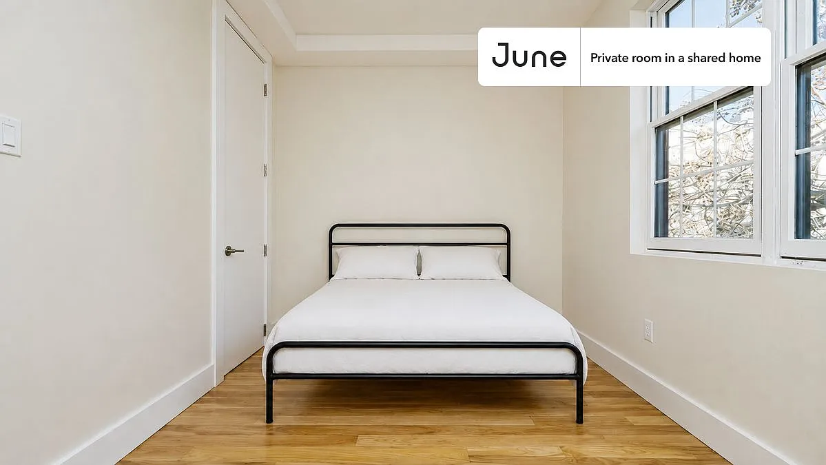 Queen bedroom in 4 bed/1 bath home in Clinton Hill #1803 C — Photo 1
