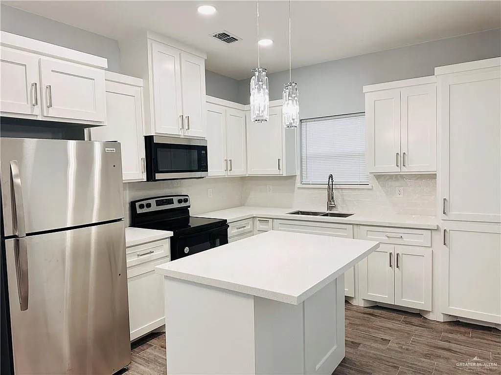 3 bed, 2.0 bath, 1025 sqft, $1,300 — Photo 4