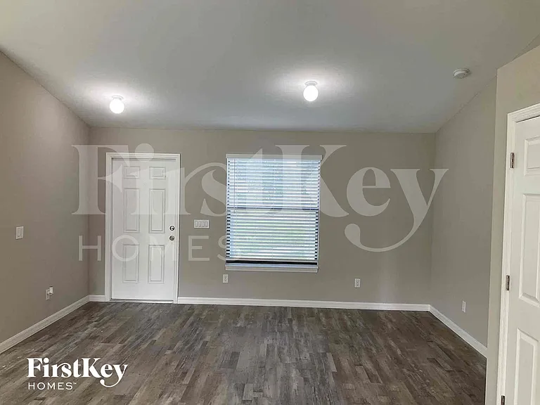 755 Puccini Ave S — Photo 5