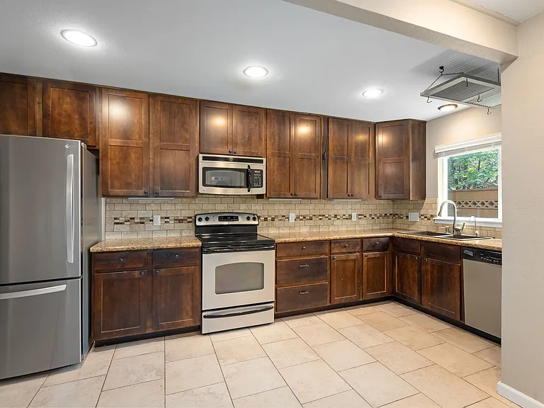 Loads of cabinet space. New refrigerator.