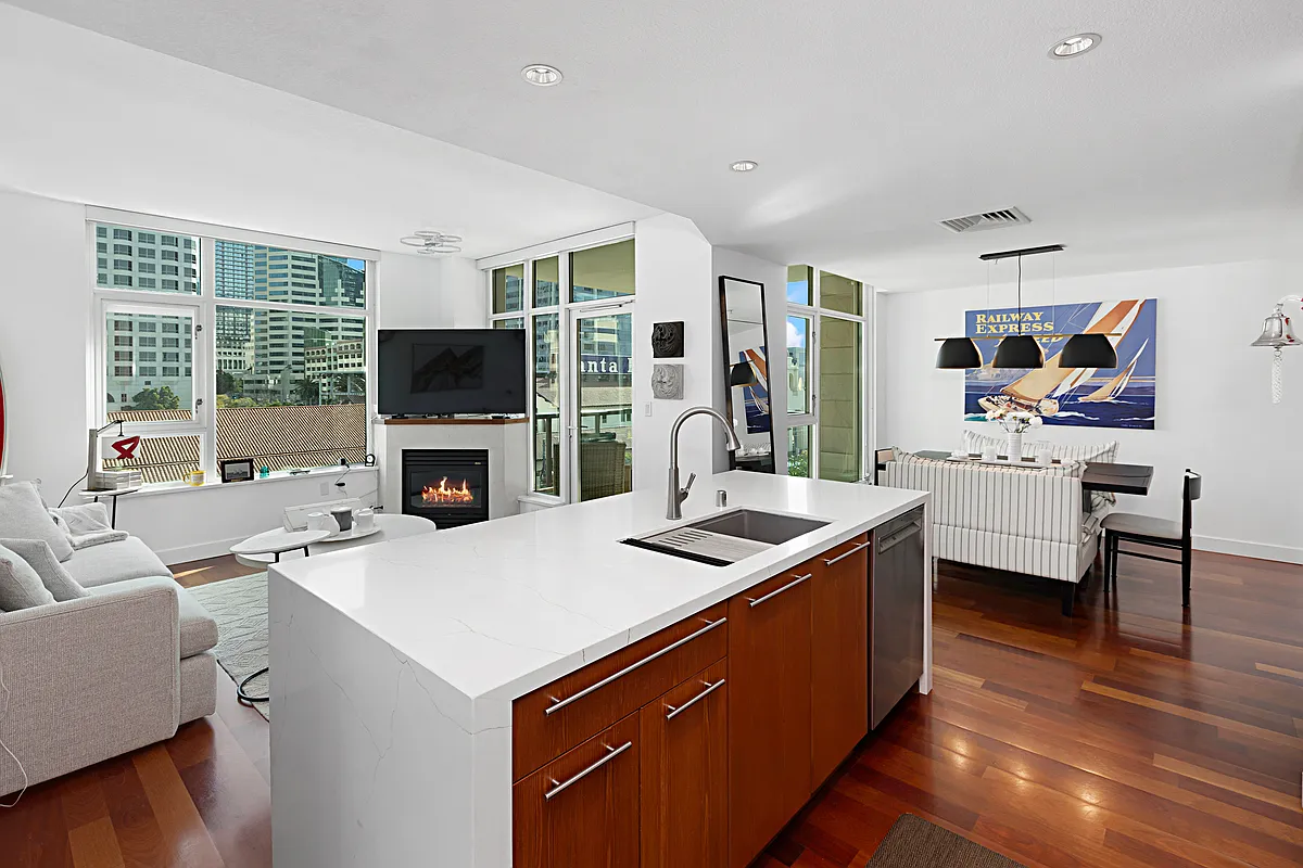 1 bed, 1.5 bath, 821 sqft, $4,300 — Photo 1