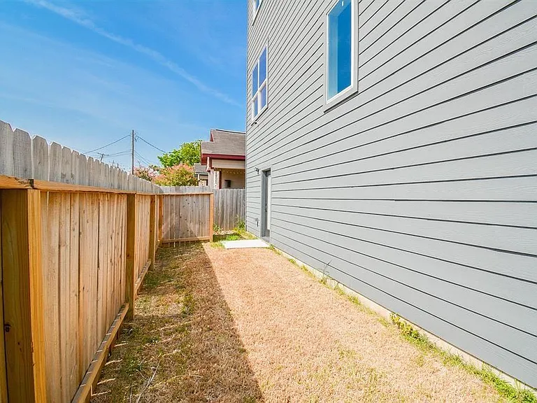2620 McIlhenny St — Photo 32