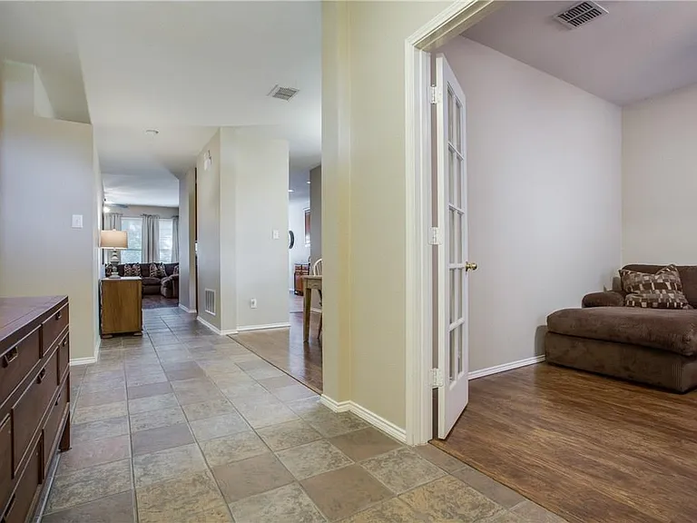 2808 Cypress Point Dr — Photo 3