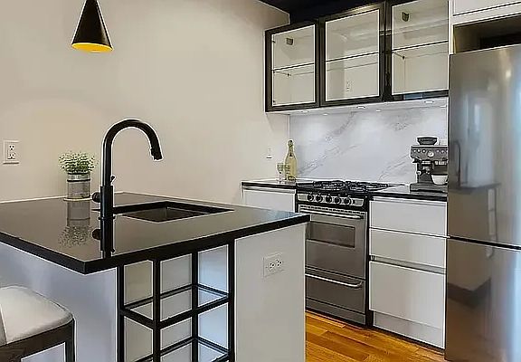 5th image of 10 Lexington Ave APT 3D