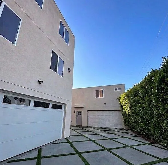 19100 Victory Blvd — Photo 3