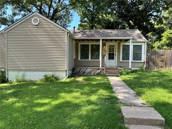 143 Grove Ave, Bonner Springs, KS 66012