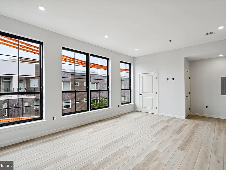 1112-16 E Berks St #210 — Photo 6