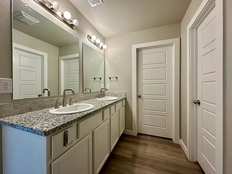 2933 Abbeville Ave — Photo 5