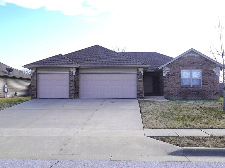 2504 W Cover Dr — Photo 2