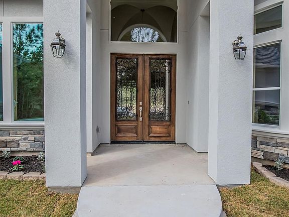 3rd image of 26214 Crown Ct