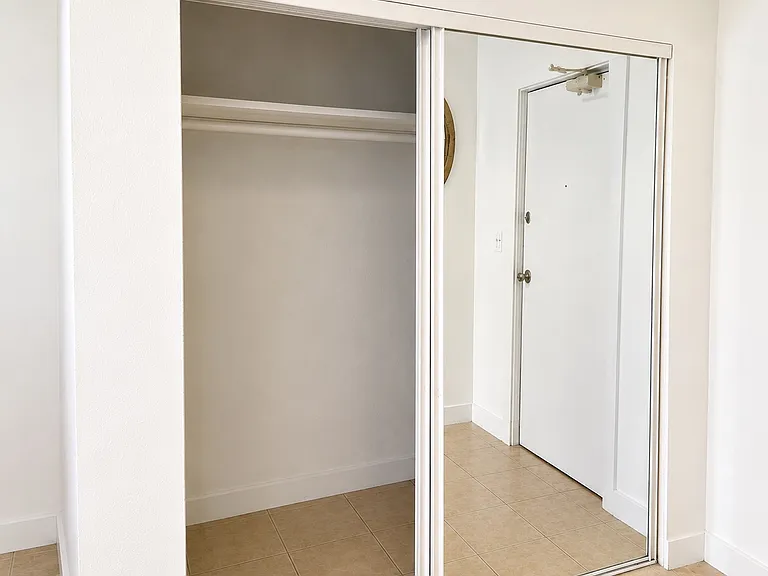 1420 S Flower St #5 — Photo 6